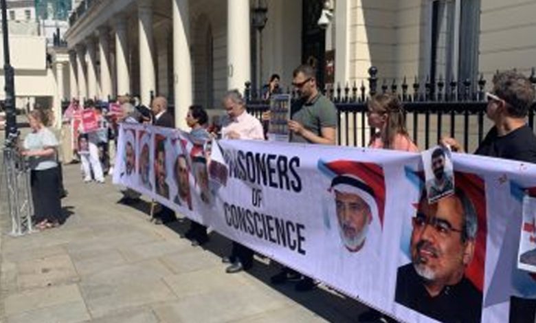 ناشطون يعتصمون أمام الخارجية البريطانية تضامناً مع السنكيس
